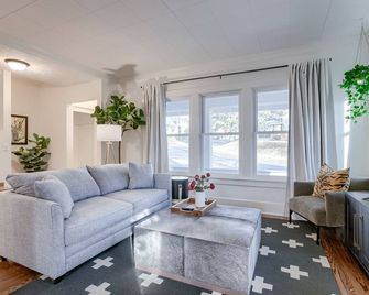 The Drake - Historic Home with Swag - Omaha - Wohnzimmer