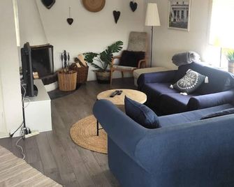 Holiday home with garden & BBQ - Borås - Vardagsrum
