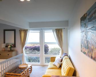 Private and peaceful 2 BDR 1 BA retreat. Walking distance to the beach. - La Selva Beach - Living room