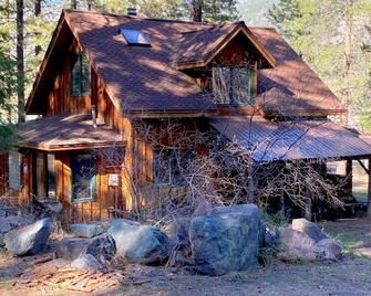 Methow Dog Cabin-Dog Friendly home between Winthrop&Mazama! - Winthrop - Edificio