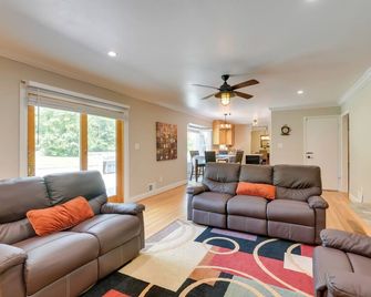 Rockville Home Patio Oasis, Fireplace, Near DC! - Rockville - Living room