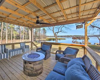 Dock & Lake Access! Daingerfield Gem w/ Tiny Home - Daingerfield - Balcón