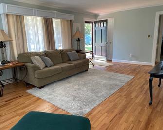 Conviently located cozy 2 bedroom home on quiet street. - Elkin - Living room