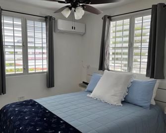 Breezy 1 bed apt, short ride from airport and beach - San Juan - Schlafzimmer