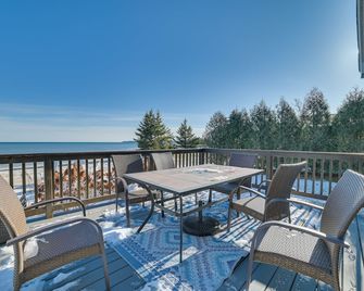 St. Ignace Cottage w/ Deck & Beach on Lake Huron! - Saint Ignace - Balcony