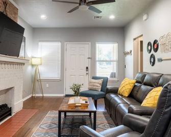 The Good Vibes House in Chickasha, OK! - Chickasha - Obývací pokoj