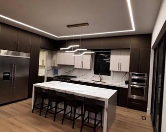Lakefront w/ 5 Bedrooms+Jacuzzi + Game Tables - Roseneath - Kitchen