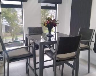 C'est La Vie Bed & Breakfast - 奧爾巴尼 - 餐廳