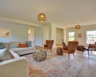 Timeless Hillsville Farmhouse Blue Ridge Parkway! - Ararat - Sala de estar