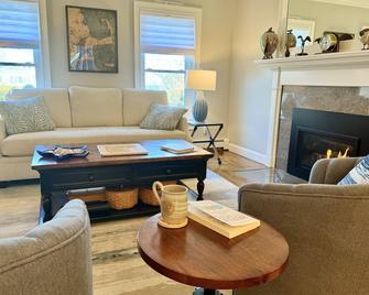 3 Waves Bed & Breakfast - Plymouth - Living room