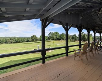 Main Cabin - The Hendo - Henderson - Balkón
