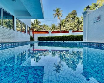 Arotel Rooms & Suites Calangute - Calangute - Piscina