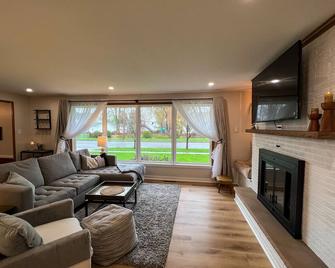 Riverview House: 13 miles to Niagara Falls and 12 miles to Buffalo - Tonawanda