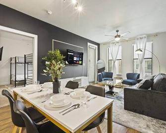 Stylish 2B near Legacy West Wi-Fi Fitness Pool - Frisco - Dining room