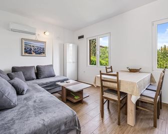 1 Bedroom Gorgeous Apartment In Zlarin - Zlarin - Sala de estar