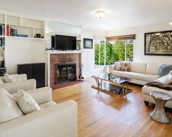 2 Bedroom Condo Only 1 Block To Ucb - Berkeley - Living room