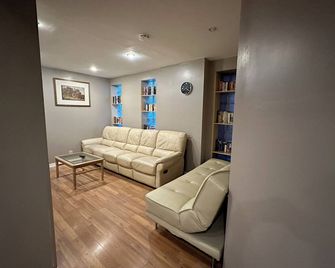 全天旅館 - 多倫多 - 多倫多 - 客廳