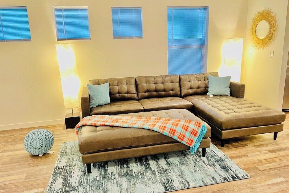 Fernley House-20 Min to Usa Pkwy/ 5tvs Sleeps 13/Pet Ok - Fernley - Living room