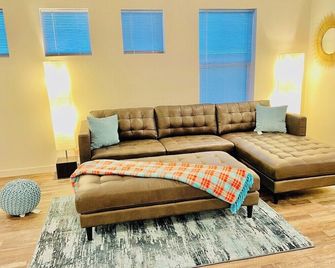 Fernley House/ 5tvs Sleeps 13/Pet Ok - Fernley - Living room