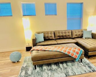 Fernley House-20 Min to Usa Pkwy/ 5tvs Sleeps 13/Pet Ok - Fernley - Living room