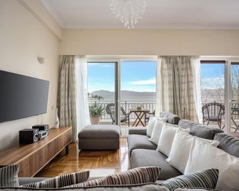 Bright Central Apartment with Splendid sea view! - Chalkida - Wohnzimmer