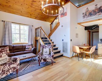 Modern-Rustic Love Cabin in Cosby Deck and Grill - Cosby - Living room