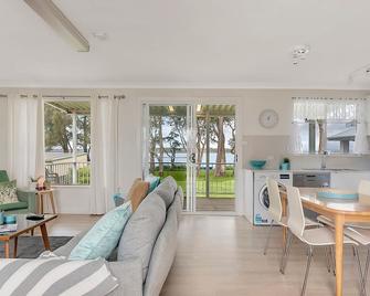 Lake Front Home Relax Unwind - Budgewoi - Sala de estar