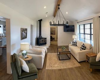 Cozy Modern 2/2 Farmhouse Near Waco - Crawford - Sala de estar