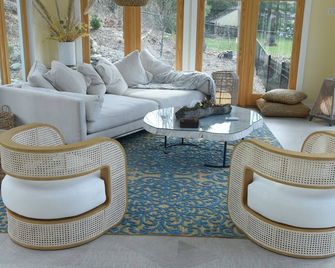 Lovely escape, home away from home 10 mins from all beaches. - Commack - Lounge