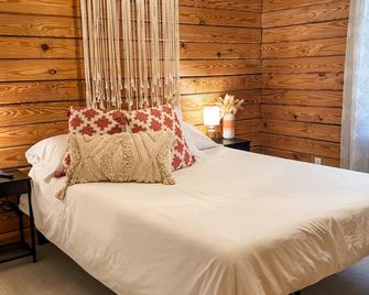 Private waterfront cabin in nature: Rio Cruz Retreat - McMinnville - Habitación