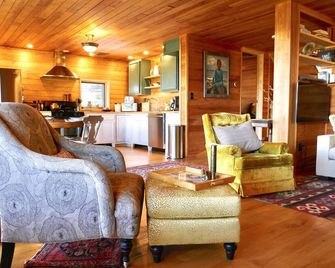 Remodeled Lakefront Cottage in Essex, NY - Big Lake and Green Mountain View! - Ferrisburgh - Living room