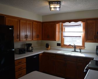 Spacious house with large yard in great location close to boat ramps. - Devils Lake - Kitchen