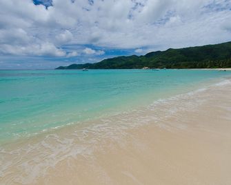 Pied Dans l'Eau Holiday Apartments - Anse Royale - Beach