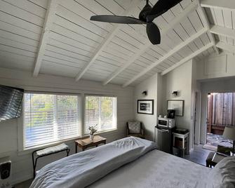 The Midtown Cottage- w/ Private Entrance and Views - Santa Cruz - Bedroom