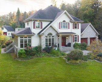 4 bedroom cottage with hot tub, heated pool, lake access, fire pit and game room - Stanstead - Building