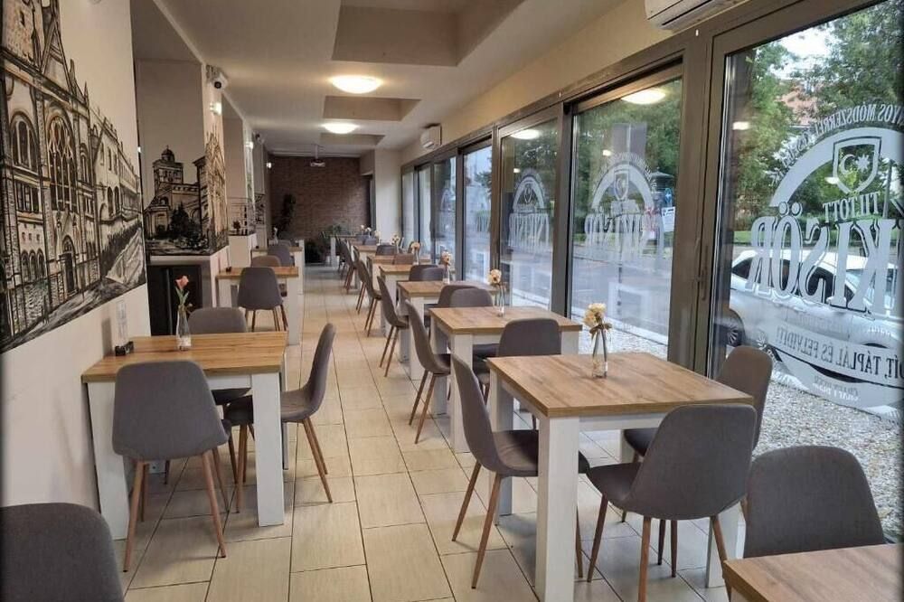 هوتل يونكورنيس - إجر - مطعم