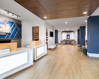 Holiday Inn Express Lake Wales N-Winter Haven By IHG - Lake Wales - Front desk