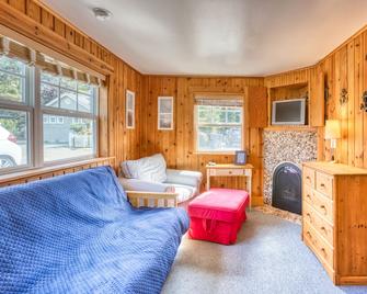 3 cozy, dog-friendly cottages w/gas fireplaces, shared courtyard, & beach access - Cannon Beach - Living room