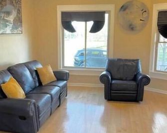 Hidden Gem No Cleaning Fees - Detroit - Living room
