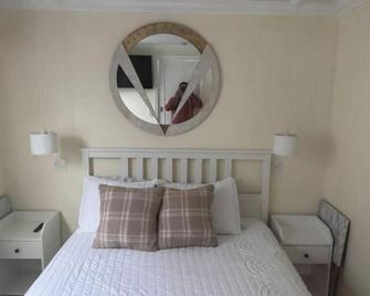 Lux Waterfall Shower, Bidet & Full Kt, Small Apt. - West Palm Beach - Chambre