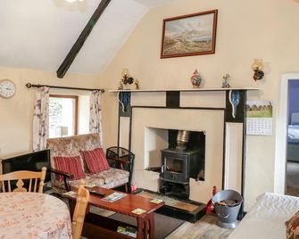 The Thatched Cottage, Pet Friendly In Drummin, County Mayo - Murrisk - Living room