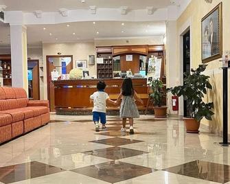 Hotel Euro San Giovanni Rotondo - סן ג'ובאני רוטונדו - לובי