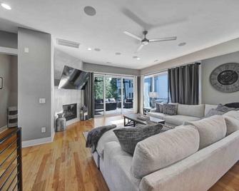 906 Westbrook B City Views Rooftop Hot Tub and Short Walk to Stadium - Charlotte - Living room