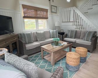 Contemporary cottage with outdoor shower infrared sauna 6 Min drive to the beach - Edgartown