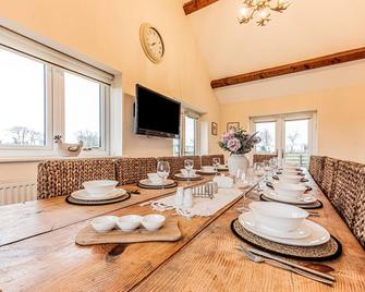 Finest Retreats - Groes Faen Bach Farmhouse - Holywell - Dining room