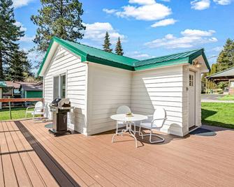 Bayview Tiny Cabin - Athol - Patio