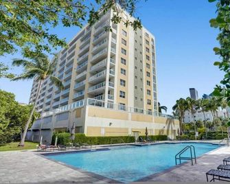 Le Petit Italie ,water View 22 With Pool - Sunny Isles Beach