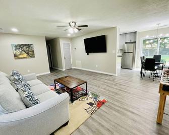 Pacman Arcade, Fire Pit, Volleyball, Foosball - Powder Springs - Living room