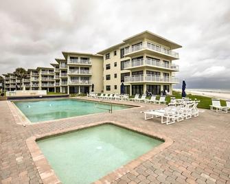 Smyrna Beach Condo w/ Beach View & Pool Access! - New Smyrna Beach - Zwembad