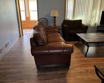 Private vacation house for larger groups near the Dells with heated game room. - Reedsburg - Living room